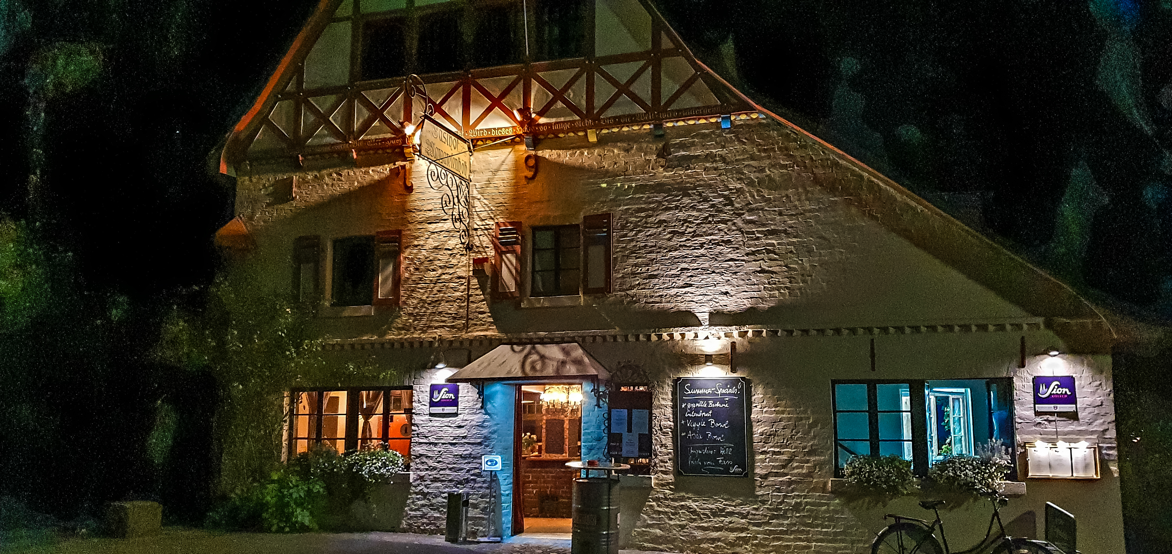 Beleuchtete Margaretenhöh bei Nacht